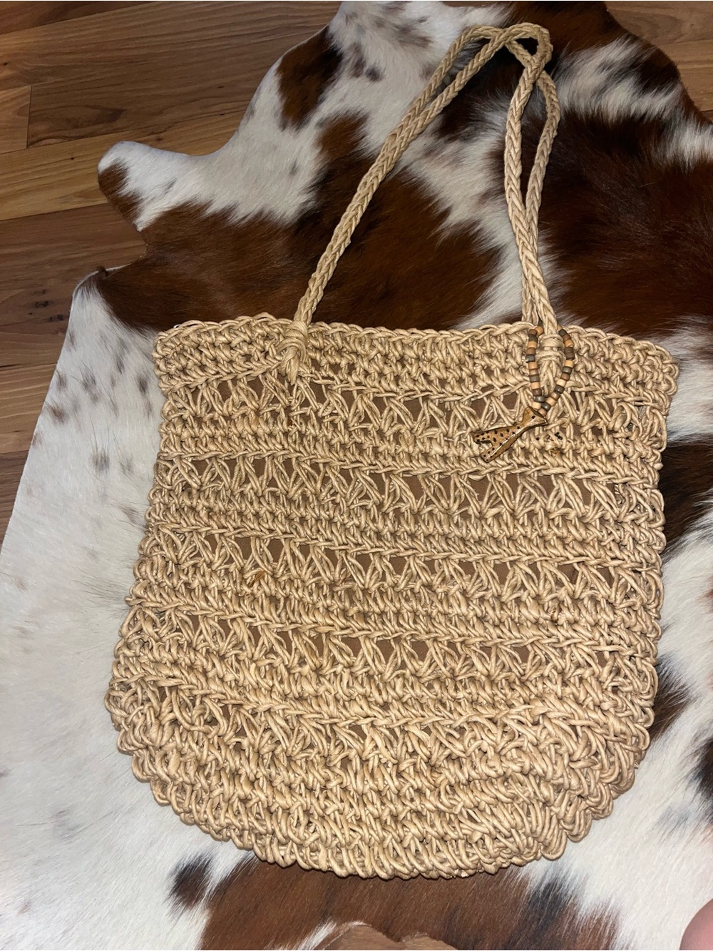 Vintage St. John’s Bay zip top straw like bag with beaded wood giraffe